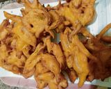 A picture of step 2 of Piyaz aloo ke pakoray.