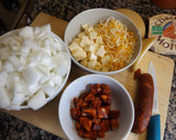 Foto del paso 1 de la receta: Empanadas de cebolla, chorizo colorado y quesos