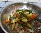A picture of step 3 of Cheesy chicken and vegetable skillet.