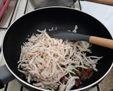 Foto langkah ke 3 dari resep Ayam Suwir Sambal Matah-Pandan.