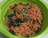 Foto langkah ke 6 dari resep Mie goreng pedas manis.