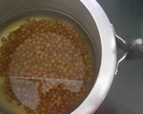 A picture of step 1 of Black chickpeas salad.