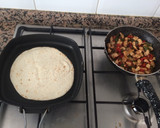 Foto del paso 6 de la receta: Fajitas con pollo, pimiento y cebolla