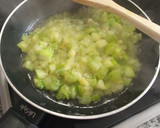 Foto del paso 4 de la receta: Tortilla de calabacín con atún y queso