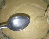 A picture of step 3 of Soft Cupcakes with raisins.