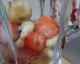 Foto langkah ke 2 dari resep Banana Strawberry Smoothies.