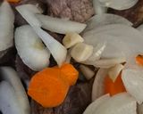 Foto del paso 3 de la receta Ternera guisada con ginebra y bayas de enebro