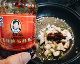 รูปขั้นตอนการทำที่ 5 ของ ไก่ผัดน้ำมันพริกเหล่ากันมา Laoganma