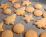Foto del passaggio 2 della ricetta Frollini al limone natalizi
