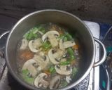 Foto langkah ke 6 dari resep Sup Jamur Kancing Sayur Daging.