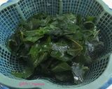 Foto langkah ke 2 dari resep Gulai daun chaya dengan taburan rebon goreng dan cabe rawit.