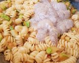 Foto del passaggio 2 della ricetta Fusilli con cicale e zucchini