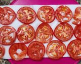 Foto del paso 3 de la receta: 🍅🌿🧀 Sándwich de miga caprese - Tomate, pesto de albahaca y queso 🧀🌿🍅