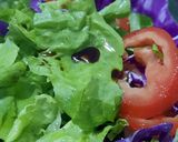 Foto del paso 4 de la receta: Ensalada con repollo morado, tomate, lechuga