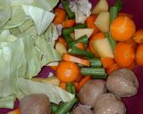 Foto langkah ke 1 dari resep Sayur sop ayam bakso simple.