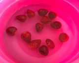 Foto langkah ke 1 dari resep Korean Strawberry Milk.