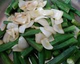 A picture of step 2 of Bhindi do pyaza.