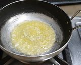 A picture of step 2 of Spaghetti aglio e olio.
