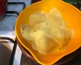 Foto del paso 2 de la receta: Panzerotti rellenos de cangrejo y gamba con salsa de queso y trufa rallada