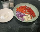 Foto langkah ke 2 dari resep Sambal Ikan Keranjang.