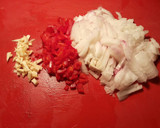 Foto del paso 5 de la receta: Ventrescas de bonito, en salsa de cebollas rojas tomates verdes