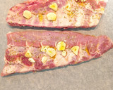 Foto del paso 1 de la receta: Costillas de cerdo al ajo y limón con patatas al horno