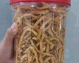Foto langkah ke 5 dari resep Stik Bawang Renyah Tanpa Cetakan.