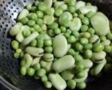 Foto del paso 1 de la receta: Habas y arvejas frescas salteadas con cebolla