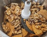 Foto del paso 2 de la receta: Cheesecake de dulce de leche con base de galletas y nueces