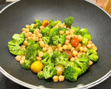 Foto del paso 3 de la receta: Curry de garbanzos y brócoli 🥦 con bacalao a la plancha y ajo aceite