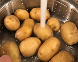 Foto del paso 1 de la receta: Papas en salsa de yoghurt (Pellkartoffeln o papas a la alemana)