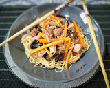 Foto del paso 9 de la receta: Fideos de arroz fritos con atún marinado y verduras
