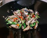 Foto langkah ke 3 dari resep Tumis Tongkol Cabai Hijau.