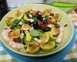 Foto del paso 4 de la receta: Ensalada veraniega con higos, gambas, aguacate, piña