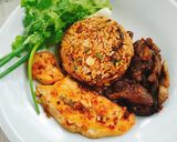 รูปขั้นตอนการทำที่ 3 ของ ข้าวผัดปลาทูพริกเผา หมูทอด แซลมอน