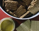 Foto del passaggio 1 della ricetta Salame di cioccolato bianco gustoso al pistacchio e cannella🎄✨💚