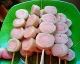 Foto langkah ke 4 dari resep Sate sosis gulung.