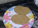 Milanesa de soja con guarnición de vegetales, arroz y fideos