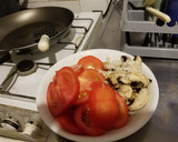 Foto del paso 2 de la receta: Tortilla rápida de tomate, champiñones y cebolla