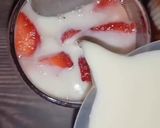Foto langkah ke 2 dari resep Strawberry Latte.