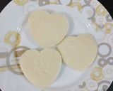 A picture of step 4 of Chickoo-chocochips icecream on white chocolate hearts.