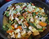 Foto langkah ke 5 dari resep Tumis Caisim Ayam & Tahu.