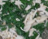 Foto langkah ke 3 dari resep Sayur bening bayam jamur.