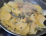 Foto del paso 2 de la receta: Revuelto de patatas y salmón