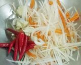 รูปขั้นตอนการทำที่ 3 ของ ส้มตำปลาร้ากุ้งลวก