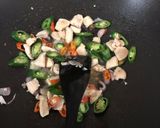 Foto langkah ke 1 dari resep Oseng Ayam Daun Kemangi.