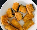 Hình bước làm 2 của món Cá hồi áp chảo kho mắm