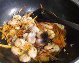 Foto langkah ke 4 dari resep Udang Wortel saus tiram.