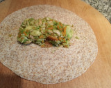 Foto del paso 9 de la receta: Burritos de salmón y verduras (brócolis, zanahorias y aguacate)