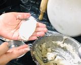 A picture of step 4 of Deep fried stuffed Vada with curd.